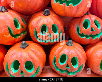 Citrouilles Halloween orange artificielle. Arrière-plan de têtes de citrouille festival. Close up. Tête de citrouille Halloween lanternes jack Banque D'Images