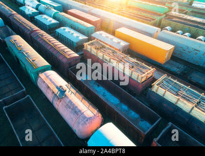 Vue aérienne de trains de marchandises. La gare de wagons de fret Banque D'Images