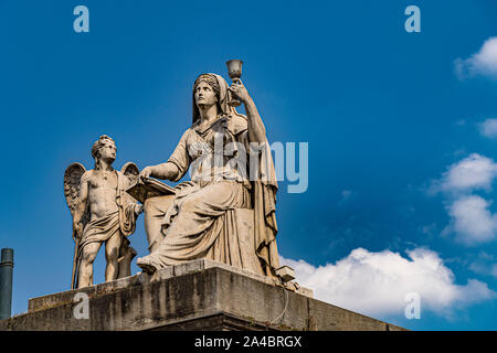 Portrait de la statue de la foi face à la ville de Turin de l'autre côté de la rivière Po, en haut des marches de l'église de la Gran Madre di Dio, Turin, Italie Banque D'Images