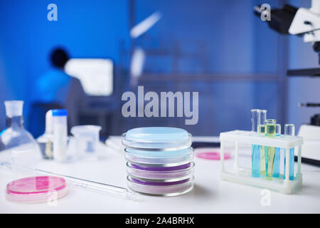 Close up of assorted verrerie et les tubes à essai et des boîtes de Pétri sur table en laboratoire médical, copy space Banque D'Images