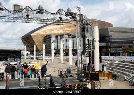 Scène sonore dans le bassin ovale.Cardiff Bay pays de Galles Royaume-Uni Banque D'Images