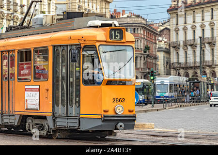 Un tramway de Turin d'époque fait le chemin le long de la Piazza Castello à Turin, en Italie Banque D'Images