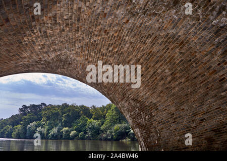 Image de la face inférieure d'un viaduc ferroviaire en pierre voûte au-dessus de la Vilaine, Bretagne, France Banque D'Images