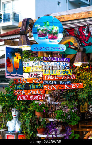 Signe coloré dans un restaurant de la plage de Calis, Fethiye, Turquie Banque D'Images
