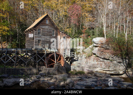 Le produit Glade Creek Grist Mill, un réseau fonctionnel mill a été construit en 1976 à West Virginia's Babcock State Park comme une récréation, fabriqués à partir de certaines parties de trois anciens moulins, de Cooper's Mill, qui a brûlé à la terre dans les années 1920 et de la masse de grain sur Glade Creek bien avant la Babcock est devenu un parc d'état. Le remplacement des capacités est l'une des plus photographiée dans les structures de l'état Banque D'Images