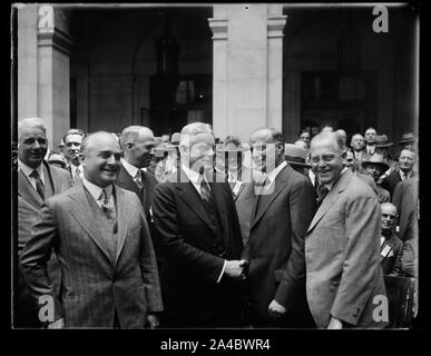 Le Gouverneur du Maryland, Albert Ritchie, était le principal orateur lors de la session de la réunion annuelle de la Chambre de Commerce des Etats-Unis à Washington. Dans cette photographie le gouverneur est d'être accueilli par John O'Leary (à droite), Président de l'Organisation. Sur la gauche est C.T. Pierson, membre du Comité exécutif de la Chambre tandis que sur la droite est R.R. Ellis, Vice-président et Richard F. Grant, ancien Président Banque D'Images