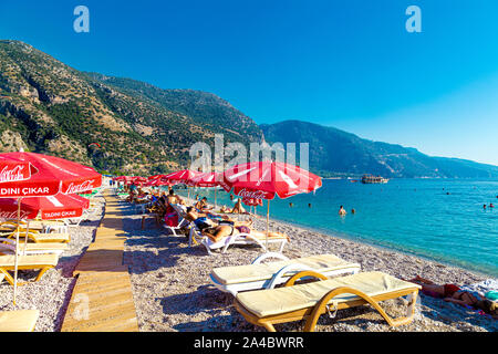 Plage avec parasols et chaises longues à Oludeniz, Riviera turque, Turquie Banque D'Images