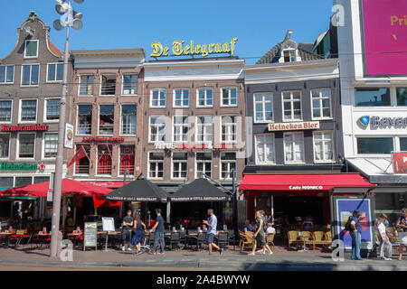 Terrasses de bar et restaurants sur la place Rembrandtplein, Amsterdam, Pays-Bas. Banque D'Images