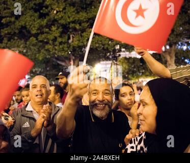 Tunis, Tunisie. 13 Oct, 2019. Les partisans de Kais Saied célébrer sur l'Avenue Habib Bourguiba à Tunis, Tunisie, le 13 octobre 2019. Le candidat présidentiel indépendant Kais Saied a annoncé dimanche soir qu'il a remporté le second tour des élections présidentielles. Huiwo Crédit : Wu/Xinhua/Alamy Live News Banque D'Images