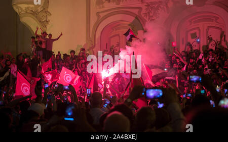 Tunis, Tunisie. 13 Oct, 2019. Les partisans de Kais Saied célébrer sur l'Avenue Habib Bourguiba à Tunis, Tunisie, le 13 octobre 2019. Le candidat présidentiel indépendant Kais Saied a annoncé dimanche soir qu'il a remporté le second tour des élections présidentielles. Huiwo Crédit : Wu/Xinhua/Alamy Live News Banque D'Images