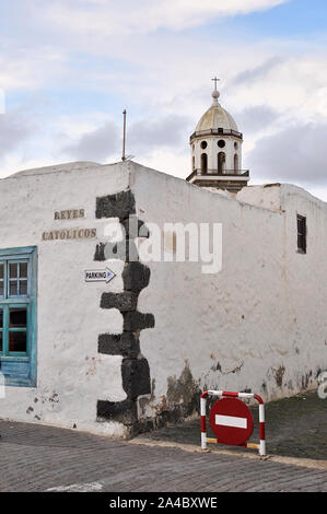 L'architecture typique des Canaries dans une maison en pierre volcanique et des murs blancs (Teguise, Lanzarote, l'île de Las Palmas, Canaries, Espagne) Banque D'Images