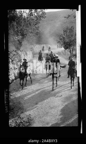 Le Haut Commissaire pour la première visite de la Transjordanie. Équitation le long chemin joli en Transjordanie Banque D'Images