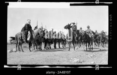 Le Haut Commissaire pour la première visite de la Transjordanie. Sir Herbert Samuel avec cheiks bédouins Banque D'Images