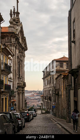 Porto, Portugal - 16 septembre 2019 : Vieille rue étroite au centre-ville de Porto, au Portugal, au coucher du soleil Banque D'Images