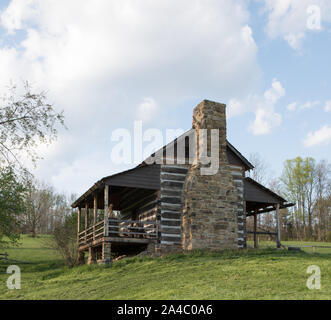 Le Jacob Prickett Jr. log house, construit en 1781, est la plus ancienne structure résidentielle encore debout en comté de Marion, en Virginie occidentale. Lorsqu'il a été construit, il était inhabituel d'avoir un deuxième étage et cave complète pour ce domaine Banque D'Images