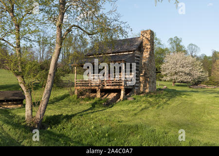 Le Jacob Prickett Jr. log house, construit en 1781, est la plus ancienne structure résidentielle encore debout en comté de Marion, en Virginie occidentale. Lorsqu'il a été construit, il était inhabituel d'avoir un deuxième étage et cave complète pour ce domaine Banque D'Images