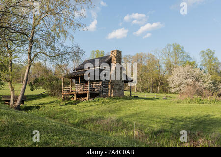 Le Jacob Prickett Jr. log house, construit en 1781, est la plus ancienne structure résidentielle encore debout en comté de Marion, en Virginie occidentale. Lorsqu'il a été construit, il était inhabituel d'avoir un deuxième étage et cave complète pour ce domaine Banque D'Images