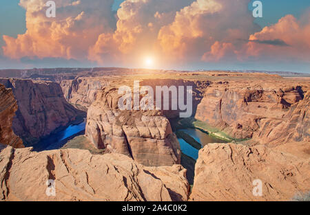 Horseshoe Bend canyon pittoresque surplombant la rivière Colorado en Arizona, États-Unis Banque D'Images