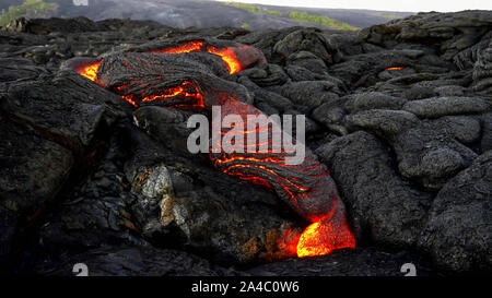 Plan large d'une lente coulée de lave de kiiaeua volcan de l'île d'Hawaii Banque D'Images