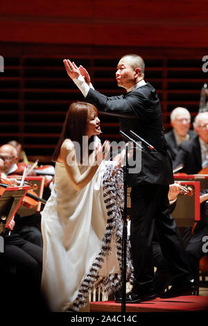 (191013) -- Philadelphie, 13 octobre 2019 (Xinhua) -- le chanteur chinois Tan Weiwei (avant), L'exécute comme Tan Dun (R, avant) mène au cours de 'Night' concert au Kimmel Center for the Performing Arts, à Philadelphie, aux États-Unis, le 12 octobre, 2019. Une nuit spéciale d'une seule concert célébrant la culture musicale de la Chine a été mis en scène ici le samedi soir. Cette "Nuit de Chine" concert, effectuée par l'Orchestre de Philadelphie et dirigé par le compositeur de renommée internationale et chef d'orchestre chinois Tan Dun, mettait en vedette plusieurs des œuvres de musiciens chinois, y compris le Triple Concerto de Tan Crouch Banque D'Images