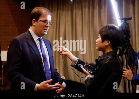 (191013) -- Philadelphie, 13 octobre 2019 (Xinhua) -- Matias Tarnopolsky (L), président et chef de l'Orchestre de Philadelphie, parle à Xinhua lors d'une entrevue avant le 'China Night' concert au Kimmel Center for the Performing Arts, à Philadelphie, aux États-Unis, le 12 octobre, 2019. Une nuit spéciale d'une seule concert célébrant la culture musicale de la Chine a été mis en scène ici le samedi soir. Cette "Nuit de Chine" concert, effectuée par l'Orchestre de Philadelphie et dirigé par le compositeur de renommée internationale et chef d'orchestre chinois Tan Dun, mettait en vedette plusieurs des œuvres de musiciens chinois, Banque D'Images