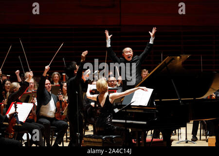 (191013) -- Philadelphie, 13 octobre 2019 (Xinhua) -- le compositeur et chef d'orchestre chinois Tan Dun (R, à l'avant) est représenté au cours de 'nuit' concert au Kimmel Center for the Performing Arts, à Philadelphie, aux États-Unis, le 12 octobre, 2019. Une nuit spéciale d'une seule concert célébrant la culture musicale de la Chine a été mis en scène ici le samedi soir. Cette "Nuit de Chine" concert, effectuée par l'Orchestre de Philadelphie et dirigé par le compositeur de renommée internationale et chef d'orchestre chinois Tan Dun, mettait en vedette plusieurs des œuvres de musiciens chinois, y compris le Triple Concerto de Tan Crouching Tiger, Hidden Banque D'Images