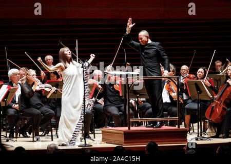 (191013) -- Philadelphie, 13 octobre 2019 (Xinhua) -- le chanteur chinois Tan Weiwei (avant), L'exécute comme Tan Dun (R, avant) mène au cours de 'Night' concert au Kimmel Center for the Performing Arts, à Philadelphie, aux États-Unis, le 12 octobre, 2019. Une nuit spéciale d'une seule concert célébrant la culture musicale de la Chine a été mis en scène ici le samedi soir. Cette "Nuit de Chine" concert, effectuée par l'Orchestre de Philadelphie et dirigé par le compositeur de renommée internationale et chef d'orchestre chinois Tan Dun, mettait en vedette plusieurs des œuvres de musiciens chinois, y compris le Triple Concerto de Tan Crouch Banque D'Images