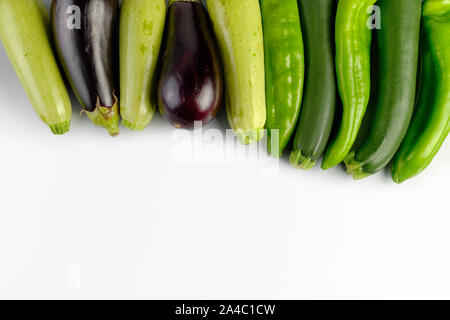 Légumes frais isolé, avec des poivrons, aubergines et courgettes Banque D'Images