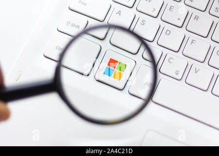 Le Brésil. 3e oct, 2019. Dans cette photo illustration le logo Microsoft Windows est affiché vu à travers une loupe. Credit : Rafael Henrique/SOPA Images/ZUMA/Alamy Fil Live News Banque D'Images