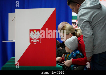 Varsovie, Pologne. 13 Oct, 2019. Les personnes sont considérées à un bureau de vote dans la région de Varsovie, Pologne, le 13 octobre 2019. Le sondage de sortie après la clôture du vote en Pologne à 9 h le dimanche a indiqué Droit et Justice (PiS) a remporté 43,6 pour cent des voix aux élections parlementaires. Credit : Jaap Arriens/Xinhua/Alamy Live News Banque D'Images