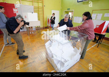 Varsovie, Pologne. 13 Oct, 2019. Les gens ont voté à un bureau de vote dans la région de Varsovie, Pologne, le 13 octobre 2019. Le sondage de sortie après la clôture du vote en Pologne à 9 h le dimanche a indiqué Droit et Justice (PiS) a remporté 43,6 pour cent des voix aux élections parlementaires. Credit : Jaap Arriens/Xinhua/Alamy Live News Banque D'Images