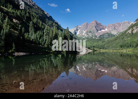 Les Maroon Bells, reflétant dans le lac de Bordeaux, à la sortie de Aspen, considéré comme l'un des, sinon le plus convoité dans le Colorado spot photographique Banque D'Images