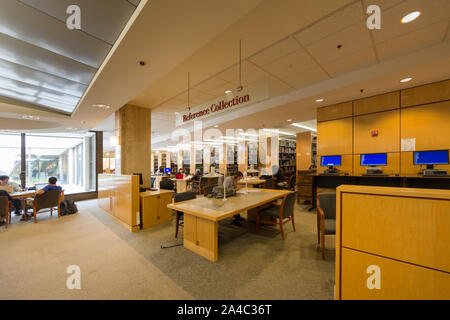 Le Milton S. Eisenhower Library, qui fait partie de l'Université Johns Hopkins, les bibliothèques Sheridan est la principale bibliothèque de recherche et la plus grande d'un réseau de bibliothèques à l'Université Johns Hopkins à Baltimore, Maryland Banque D'Images