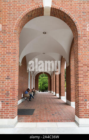 Le Milton S. Eisenhower Library, qui fait partie de l'Université Johns Hopkins, les bibliothèques Sheridan est la principale bibliothèque de recherche et la plus grande d'un réseau de bibliothèques à l'Université Johns Hopkins à Baltimore, Maryland Banque D'Images