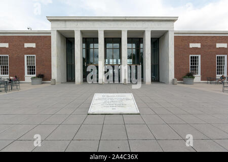 Le Milton S. Eisenhower Library, qui fait partie de l'Université Johns Hopkins, les bibliothèques Sheridan est la principale bibliothèque de recherche et la plus grande d'un réseau de bibliothèques à l'Université Johns Hopkins à Baltimore, Maryland Banque D'Images