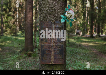 Plaque commémorative consacrée aux victimes de répressions politiques bolchevique installée à l'Levashovo Memorial Cemetery dans la forêt à côté de la gare de Levashovo près de Saint-Pétersbourg, en Russie. La forêt est devenu le lieu de sépulture de la masse de personnes exécutées au cours de la Grande purge par la police secrète soviétique NKVD, connu plus tard sous le nom de KGB. Il y avait au moins 19 000 victimes de répressions politiques enterrés ici de 1937 à 1954. Selon d'autres sources, environ 45 000 personnes pourraient être enterrés au Cimetière commémoratif à l'Levashovo dans des tombes. Banque D'Images