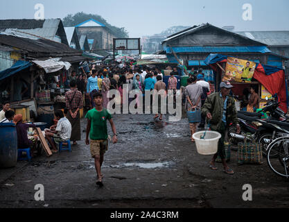 SITTWE, MYANMAR - CIRCA DÉCEMBRE 2017 : vue sur le marché aux poissons de Sittwe en Birmanie. Banque D'Images