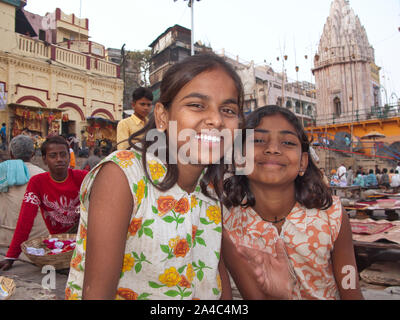 Deux filles indiennes à la rive du Gange, dans la ville de pèlerinage hindou de Bénarès (Varanasi), l'Inde, généralement à vendre des babioles aux touristes Banque D'Images