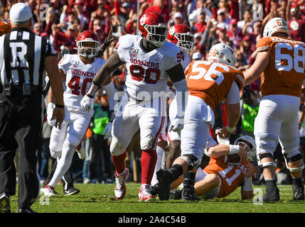 Oct 12, 2019 : Oklahoma Sooners joueur défensif Neville Gallimore # 90 au cours de la rivalité de la rivière Rouge de la NCAA match entre l'Université de l'Oklahoma Sooners et l'Université de Texas longhorns au Cotton Bowl Stadium à Fair Park à Dallas, TX Texas défait 34-27 Albert Pena/CSM Banque D'Images