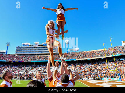 Oct 12, 2019 : Texas cheerleaders effectuer au cours de la rivalité de la rivière Rouge de la NCAA match entre l'Université de l'Oklahoma Sooners et l'Université de Texas longhorns au Cotton Bowl Stadium à Fair Park à Dallas, TX Texas défait 34-27 Albert Pena/CSM Banque D'Images