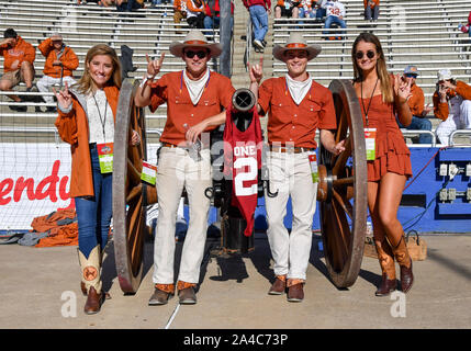 Oct 12, 2019 : l'équipage de Smokey le canon au cours de la rivalité de la rivière Rouge de la NCAA match entre l'Université de l'Oklahoma Sooners et l'Université de Texas longhorns au Cotton Bowl Stadium à Fair Park à Dallas, TX Texas défait 34-27 Albert Pena/CSM Banque D'Images