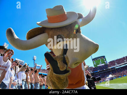 Oct 12, 2019 : Texas mascot Hook 'Em au cours de la rivalité de la rivière Rouge de la NCAA match entre l'Université de l'Oklahoma Sooners et l'Université de Texas longhorns au Cotton Bowl Stadium à Fair Park à Dallas, TX Texas défait 34-27 Albert Pena/CSM Banque D'Images