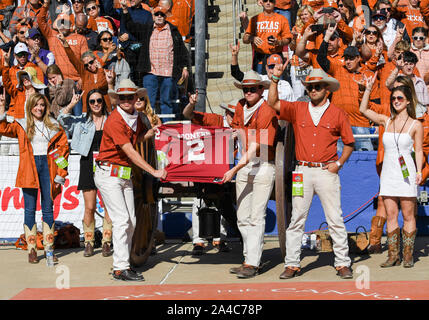 Oct 12, 2019 : l'équipage de Smokey le canon se préparer au feu le canon au moyen d'un Oklahoma jersey au cours de la rivalité de la rivière Rouge de la NCAA match entre l'Université de l'Oklahoma Sooners et l'Université de Texas longhorns au Cotton Bowl Stadium à Fair Park à Dallas, TX Texas défait 34-27 Albert Pena/CSM Banque D'Images