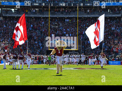 Oct 12, 2019 : New York mascot Boomer conduit le corps du pavillon et l'équipe de football sur le terrain avant la rivière Rouge jeu NCAA rivalité entre l'Université de l'Oklahoma Sooners et l'Université de Texas longhorns au Cotton Bowl Stadium à Fair Park à Dallas, TX Texas défait 34-27 Albert Pena/CSM Banque D'Images