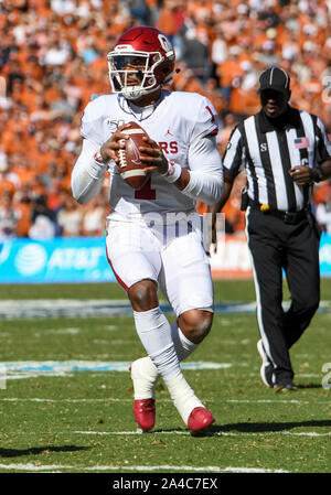 Oct 12, 2019 : Oklahoma Sooners quarterback Jalen fait mal # 1 regarde vers la rivière Rouge au cours de la NCAA jeu rivalité entre l'Université de l'Oklahoma Sooners et l'Université de Texas longhorns au Cotton Bowl Stadium à Fair Park à Dallas, TX Texas défait 34-27 Albert Pena/CSM Banque D'Images