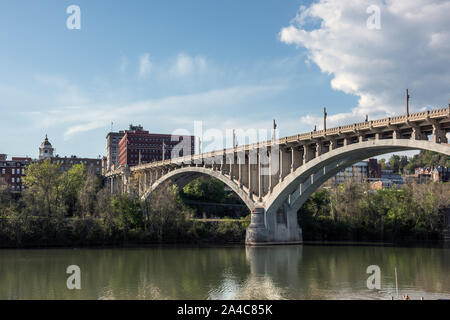 La Robert H. Mollohan Bridge, également connu sous le pont ou pont de haut niveau, plus d'un million de la rivière Monongahela de Fairmont, en Virginie de l'Ouest Banque D'Images