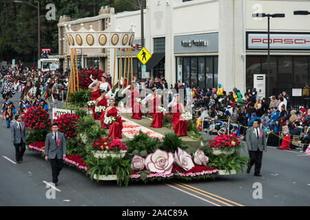 La Rose Reine et sa cour royale passer sur la 124ème Rose Parade de Pasadena, Californie Banque D'Images