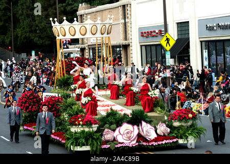 La Rose Reine et sa cour royale passer sur la 124ème Rose Parade de Pasadena, Californie Banque D'Images