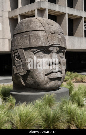 Le San Lorenzo Monument, une réplique d'une Tête Colossale Olmèque de la Mésoamérique ancienne. Également connu sous le nom d'El Rey, le monument est situé sur le campus de l'Université du Texas à Austin Banque D'Images