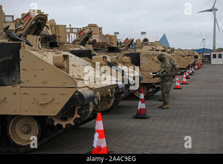 L'unité de mouvement 4e Bataillon, 9e régiment de cavalerie blindée, 2e Brigade Combat Team, 1re Division de cavalerie, 1er lieutenant Quanzel Caston, examine M1A2 Abrams les citernes en tant qu'ils sont positionnés pour l'expédition dans toute l'Europe à l'appui de la résolution de l'Atlantique au Port de Vlissingen, Pays-Bas, le 11 octobre 2019. Le premier des trois navires de fret est arrivé à Flessingue le 10 octobre 2019, et le matériel a été déchargé le jour suivant. Au total 2ème ABCT réunira 85 chars, 120 véhicules de combat Bradley, Paladins, 15 500 véhicules à chenille, 1 200 véhicules à roues et pièces d'équipement et de remorque 300 Banque D'Images